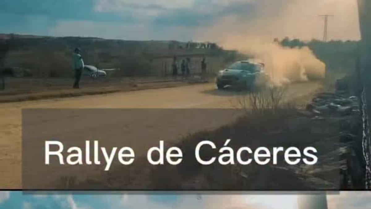 Vehículo de competición del Rally de Cáceres durante la exhibición en Plaza Mayor