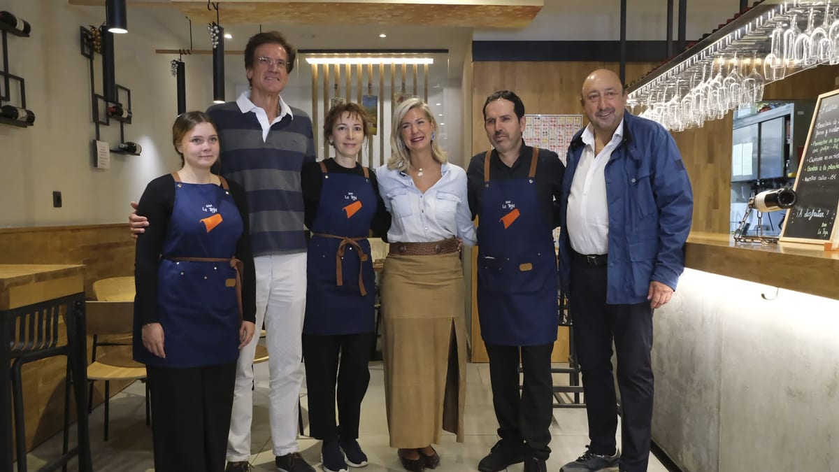 Acto inaugural del segundo rally gastronómico Sabores de Hispanidad en Valladolid con la concejala de Educación y Cultura Irene Carvajal y representantes de hostelería