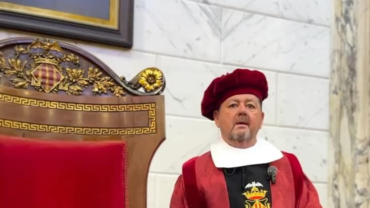 Ramón, macer de Valencia durante décadas, vistiendo la gramalla tradicional en vísperas del 9 de octubre