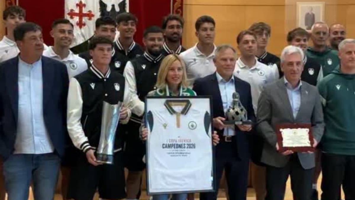 Rayo Ciudad Alcobendas celebrando la conquista de la Copa Ibérica de Aficionados