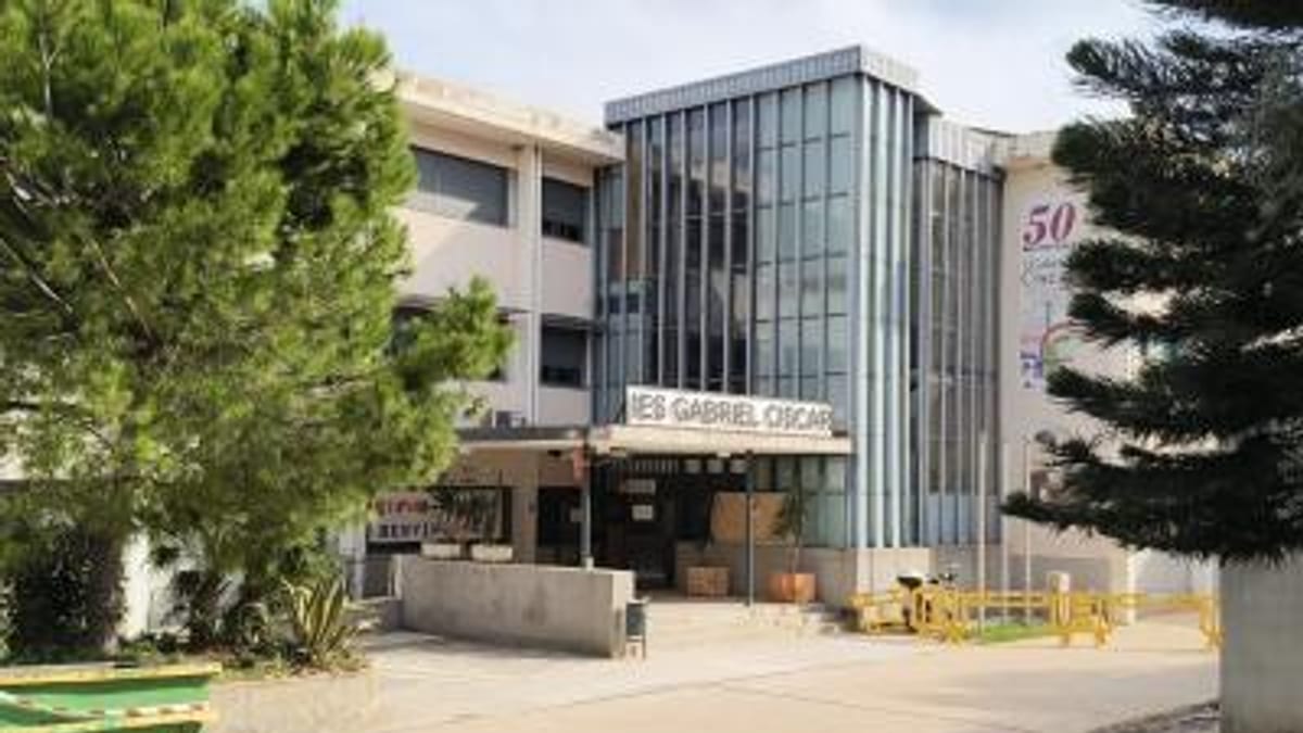 Fachada del IES Gabriel Císcar de Oliva, centro educativo afectado por las inundaciones de la dana