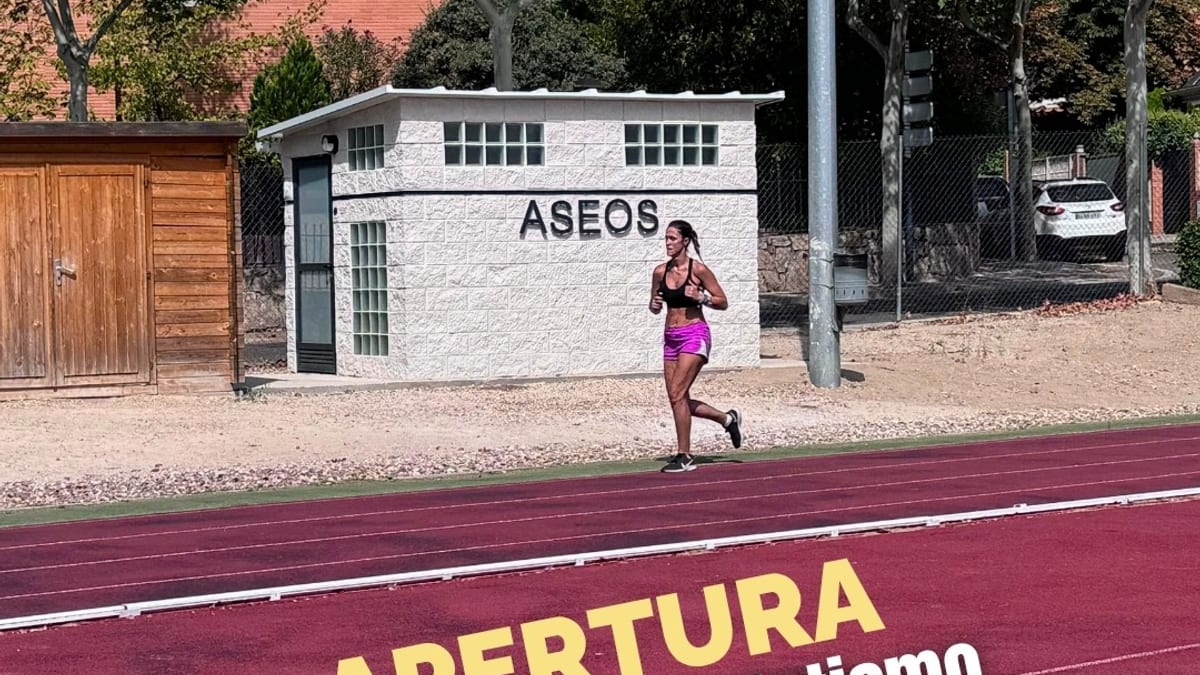 Cartel informativo de la reapertura de la pista de atletismo de Torrelodones el miércoles 28, con información sobre los trabajos de mantenimiento finalizados y la apertura de aseos