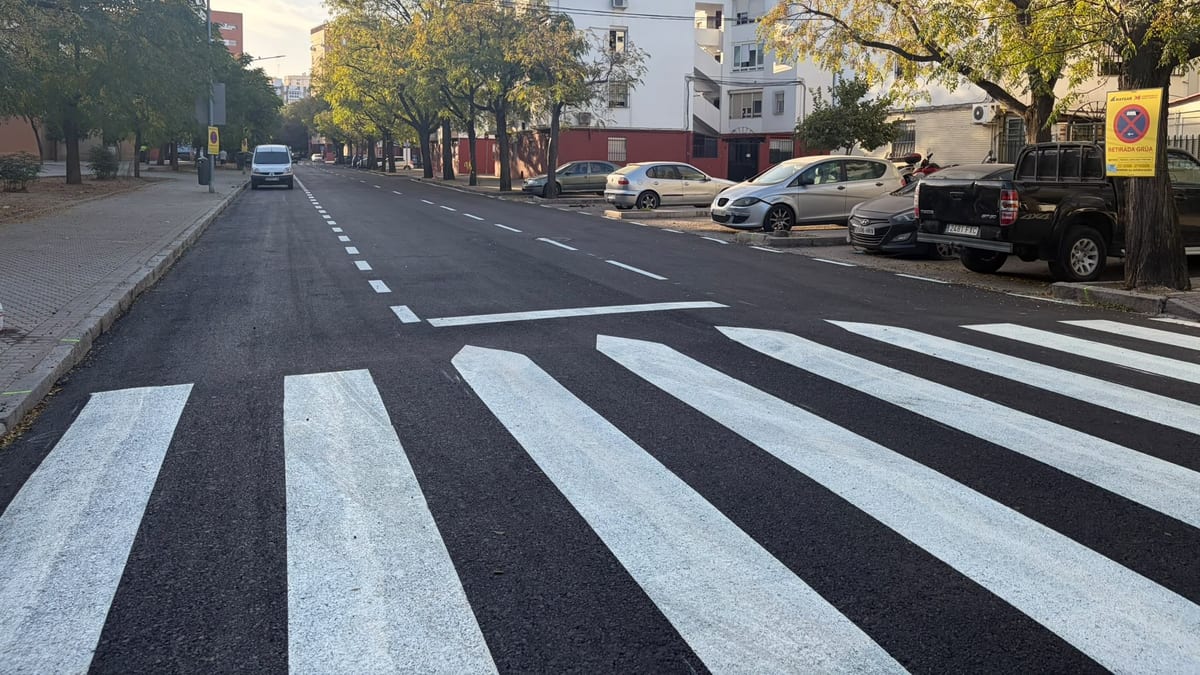 Calle Sierra Vicaria reasfaltada en el barrio de El Tiro de Línea, Sevilla