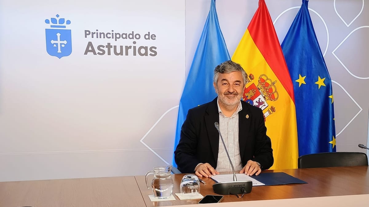 Consejero Alejandro Calvo en rueda de prensa sobre compromisos del Gobierno de Asturias en movilidad sostenible