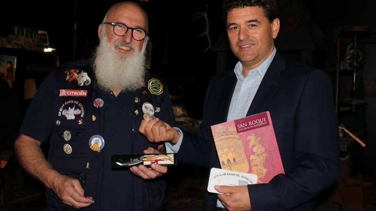 Recepción del Club Bahía del Estrecho 2CV en Albacete con Citroën dos caballos