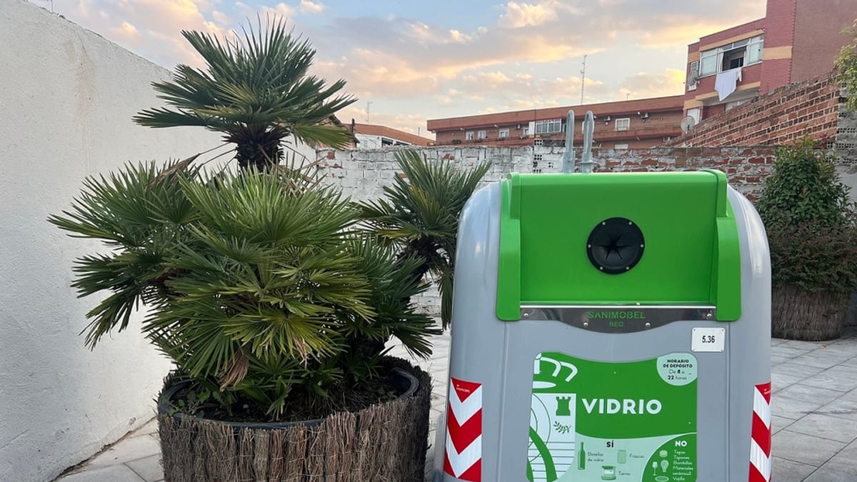 Contenedor de reciclaje para vidrio en una zona de Fuenlabrada con señalización clara