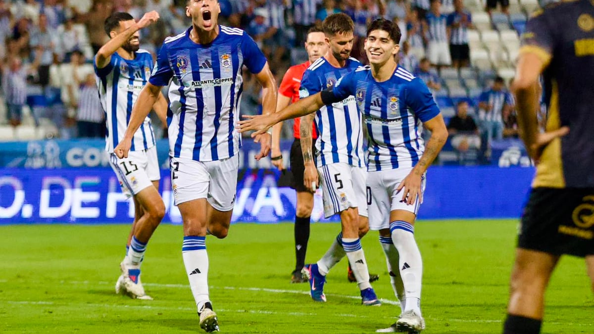 Jugadores del Recreativo de Huelva celebrando en el campo