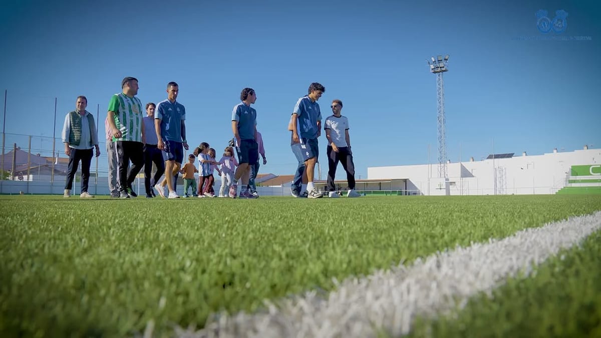 Jugadores del Recreativo de Huelva en el campo de fútbol de Alosno durante la actividad con niños