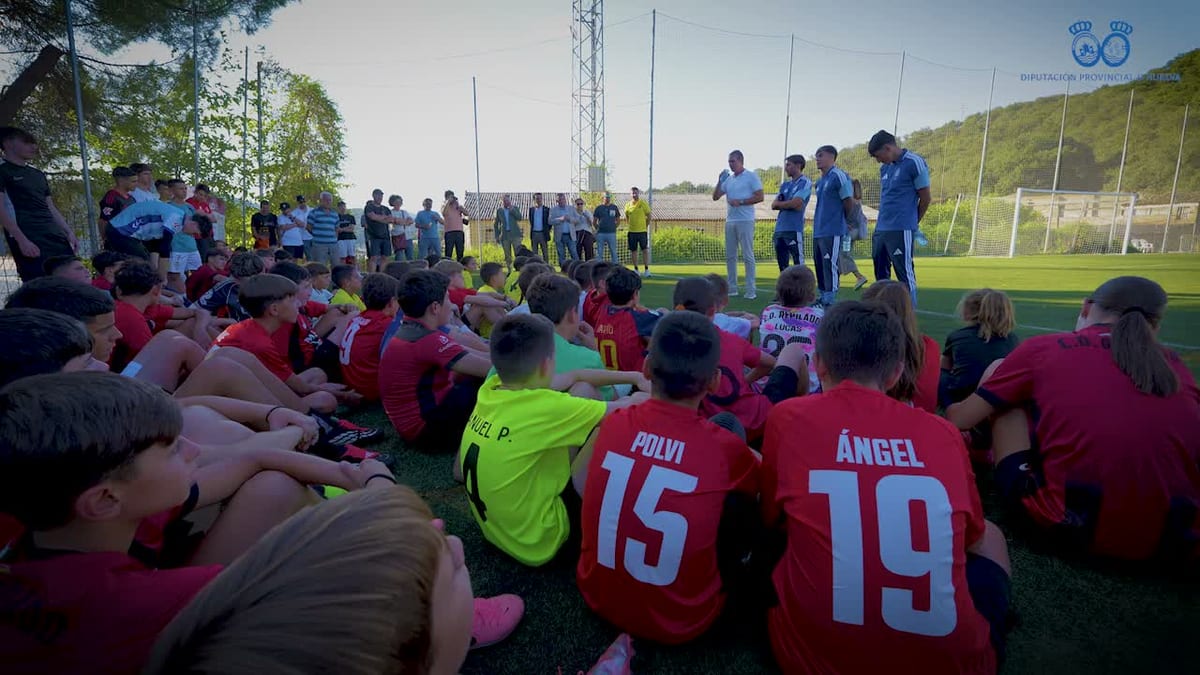 Jugadores del Recreativo de Huelva en la primera parada del programa 'El Recre en la Provincia' en Jabugo