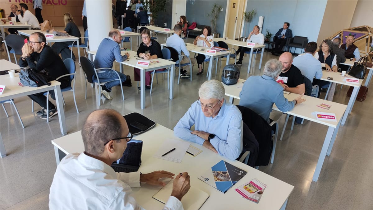 Grupo de participantes en las mesas del evento Matinal de Reempresa en Sabadell, donde empresarios y emprendedores se reúnen para conectar y facilitar el relevo de negocios