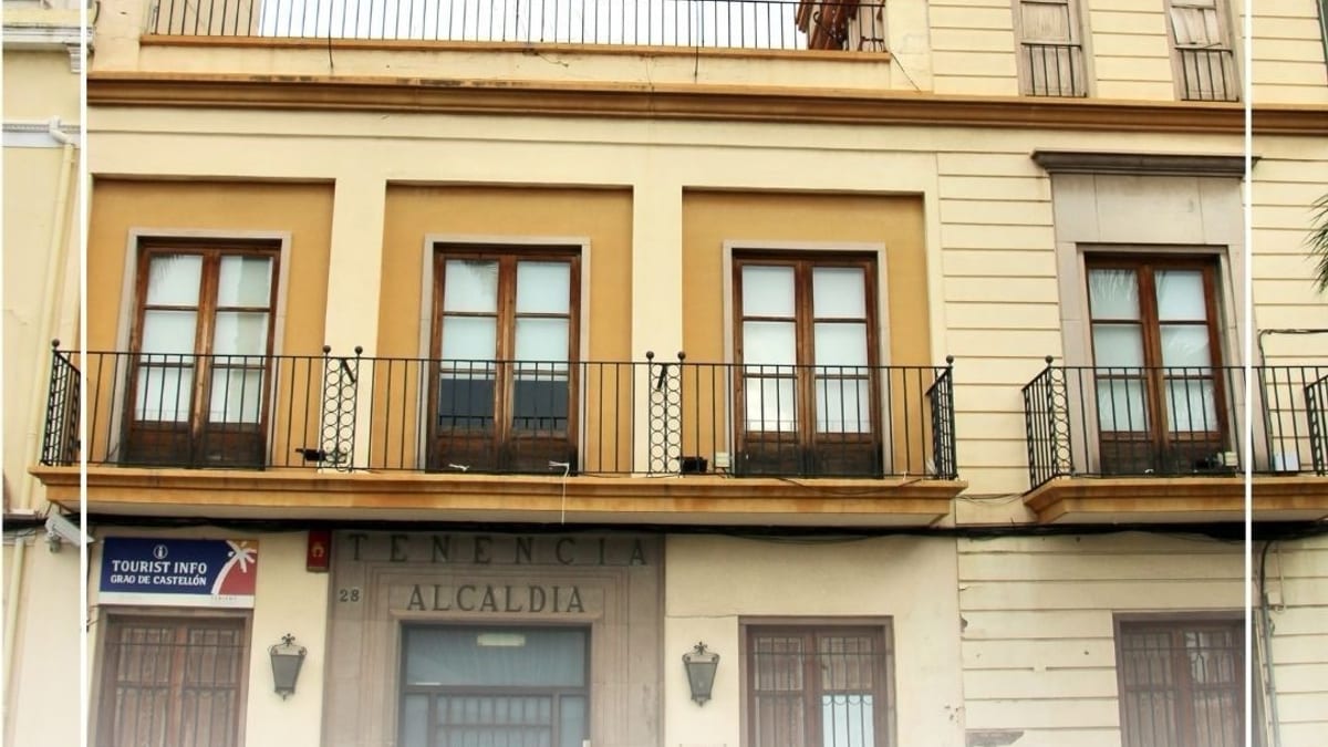 Cartel informativo del Ayuntamiento de Castellón sobre el traslado temporal de la Tenencia de Alcaldía del Grao por obras de reforma