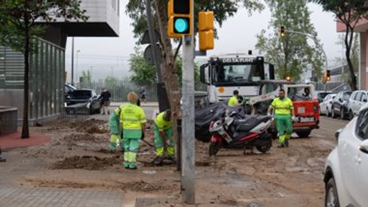 Trabajadores municipales en tarea de mantenimiento y reparación vial tras el temporal en Barcelona