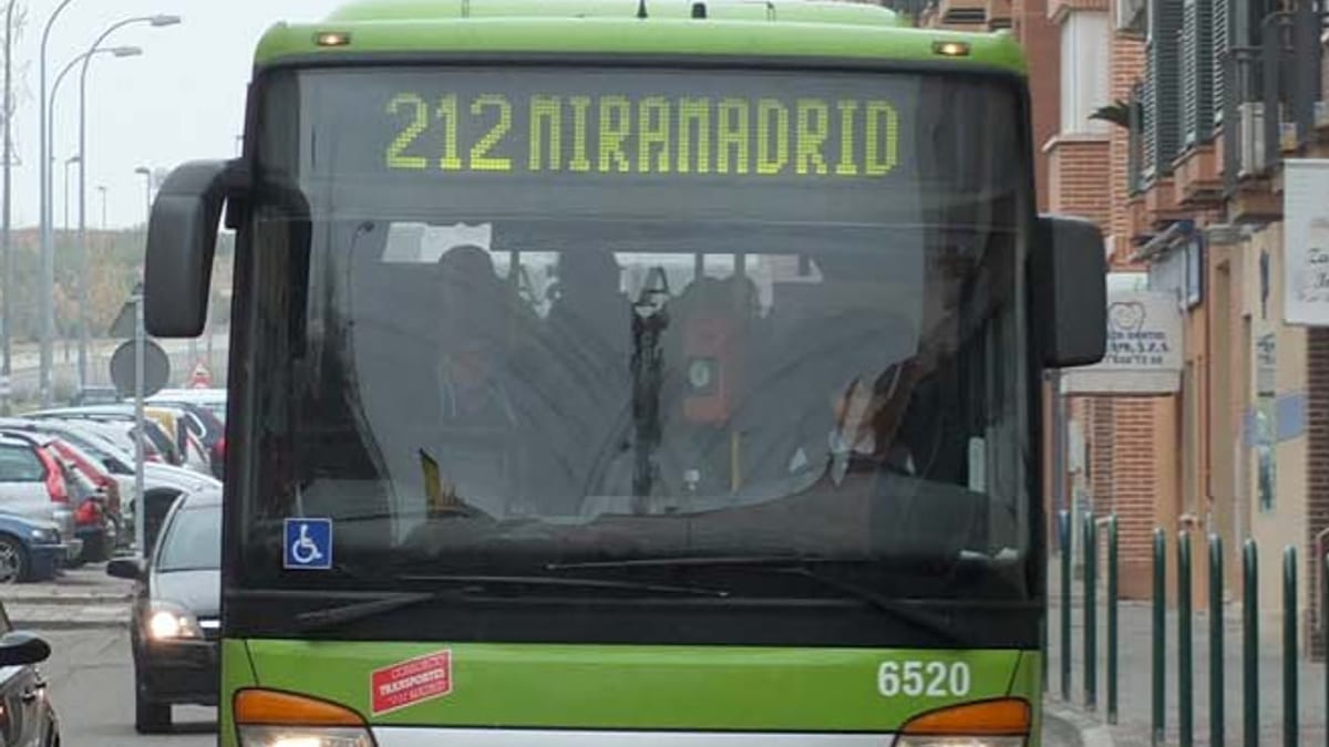 Cartel anunciador de refuerzos en las líneas de autobuses 212, 256 y N2 de Paracuellos de Jarama para Halloween