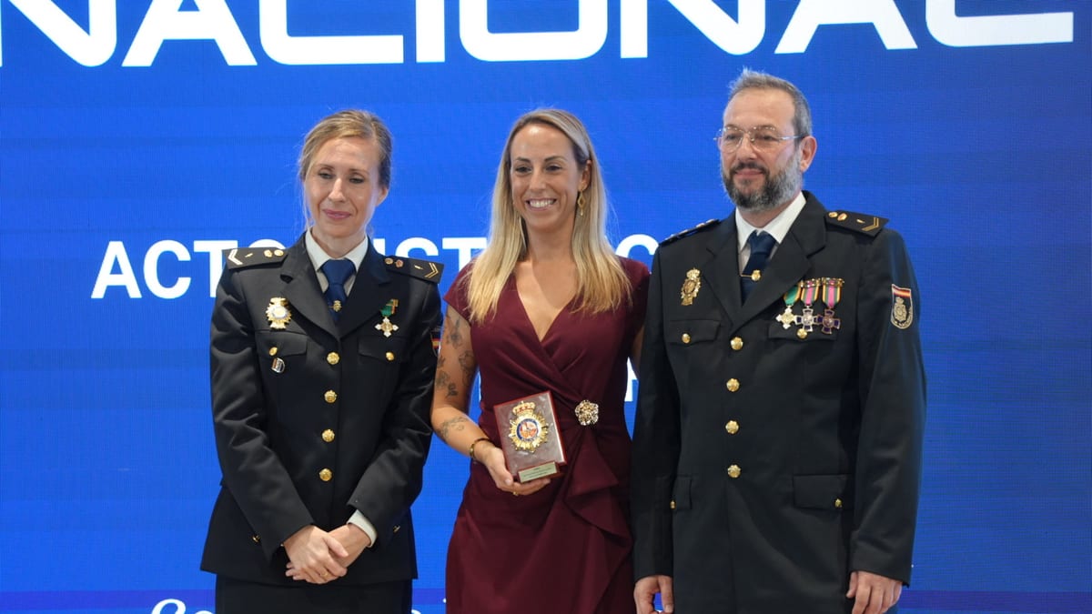 Sara Barbado recibe distintivo de la Policía Nacional en acto celebrado en Sa Peixateria