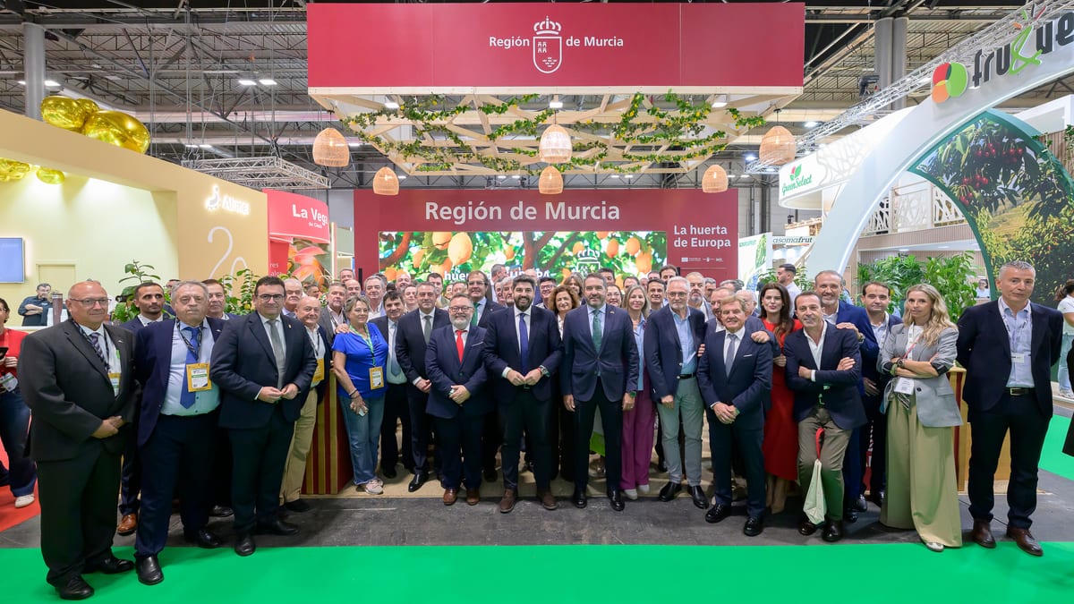 Delegación de la Región de Murcia en Fruit Attraction con cartel 'La Huerta de Europa'