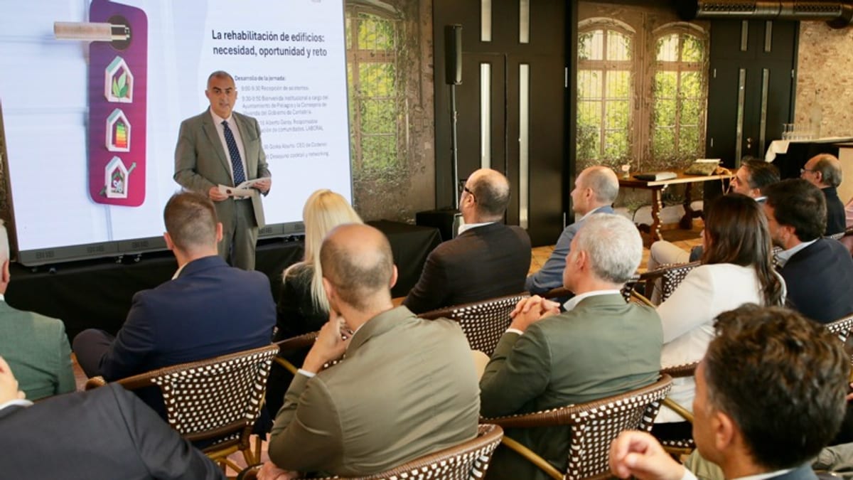 Consejero de Fomento en jornada sobre rehabilitación de edificios para mejora del parque de viviendas de Cantabria