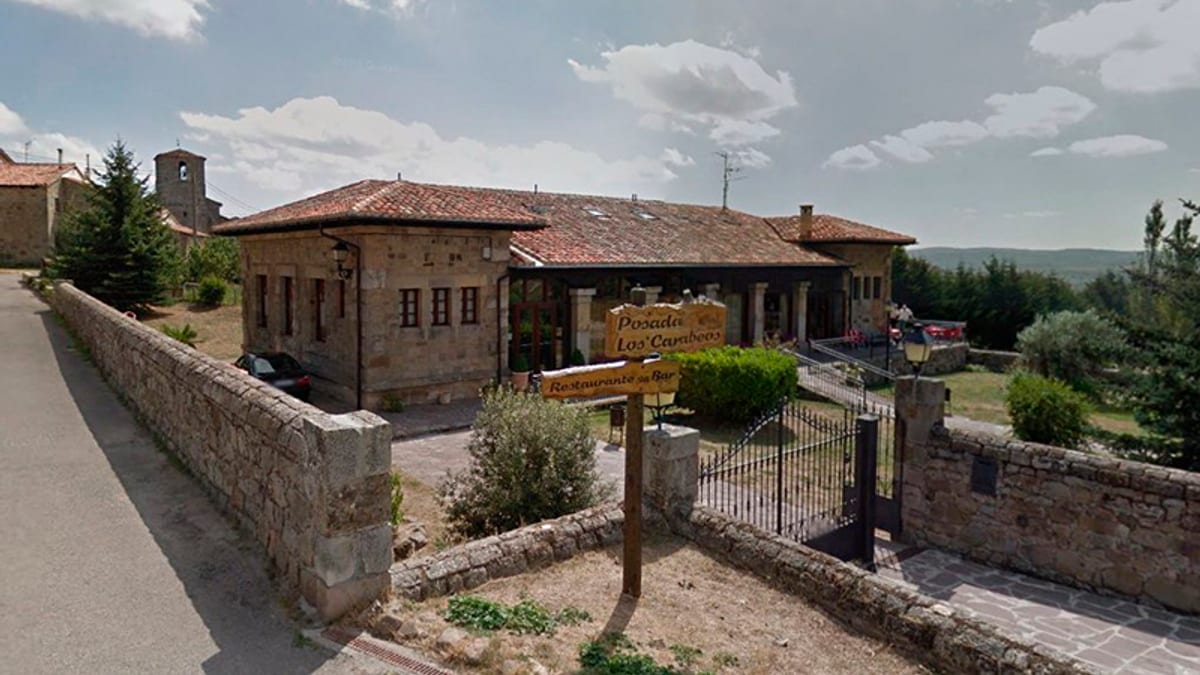 Imagen de las antiguas escuelas de Arroyal de Carabeos que serán rehabilitadas para convertirse en espacio sociocultural