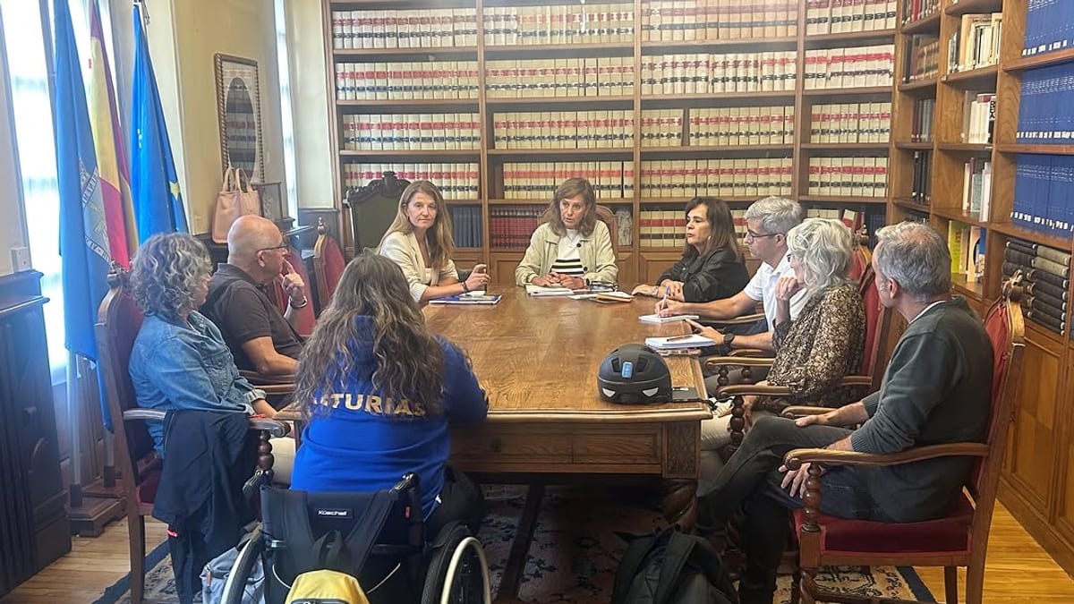 Reunión de la concejala de Deportes Concepción Méndez con representantes de clubes deportivos de Oviedo para coordinar reincorporación a instalaciones