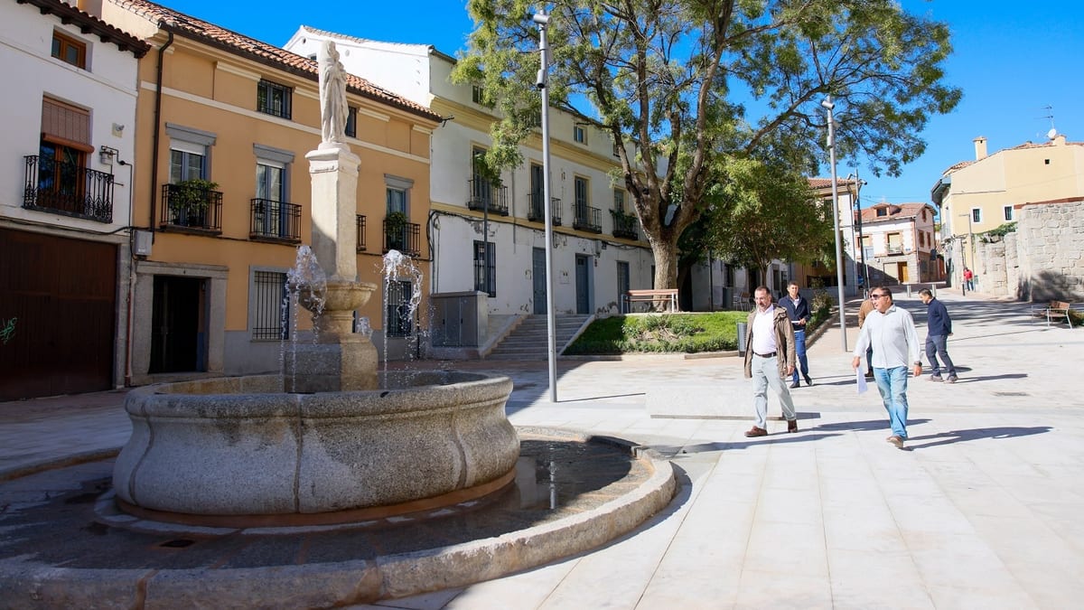 Vista de la Basílica de Colmenar Viejo tras finalizar la remodelación de su entorno con mejora de espacios verdes y recorridos peatonales