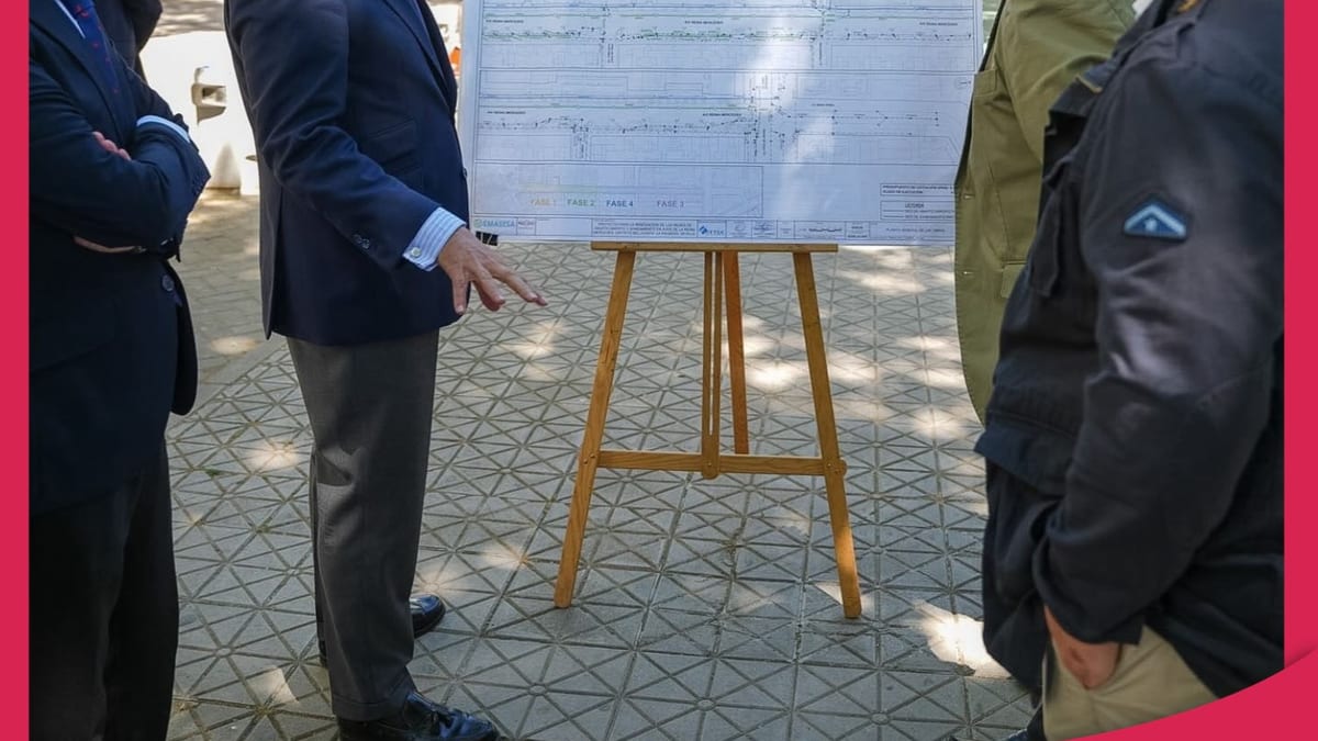 Cartel informativo de las obras de renovación integral de la Avenida de la Reina Mercedes en Sevilla