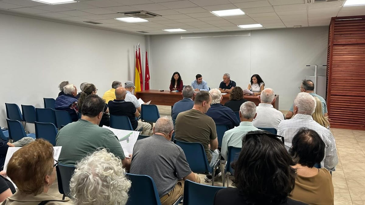 Reunión del concejal de Obras y Mantenimiento Urbano Antonio Saldaña y la presidenta del Distrito III Esther de Andrés con vecinos de la calle Pedro del Campo para explicar el proyecto de renovación