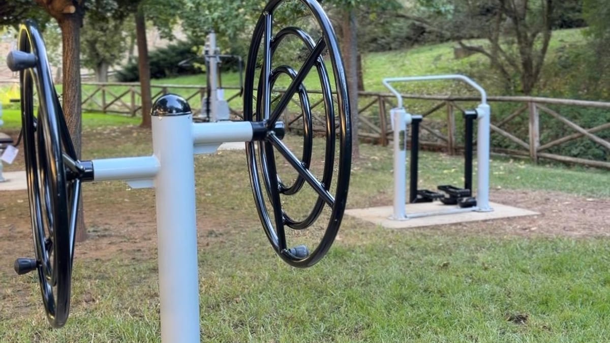 Nuevos equipos de ejercicio instalados en el área biosaludable del Parque del Príncipe de Cáceres