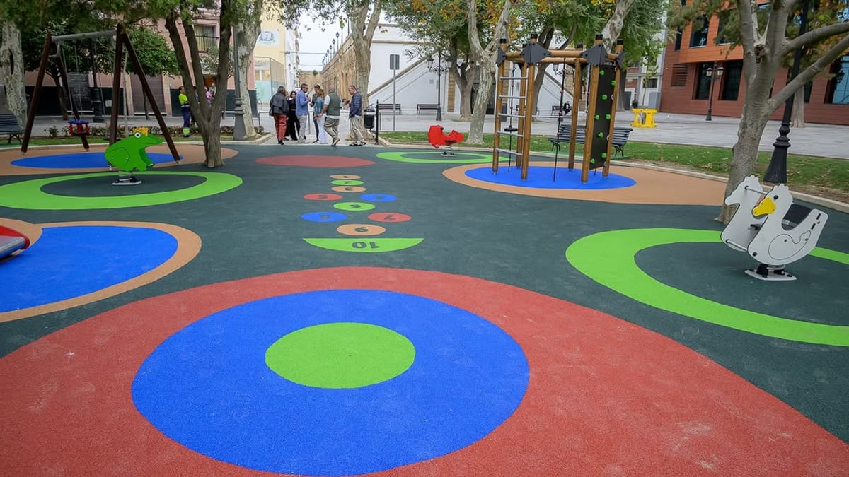 Nuevo parque infantil de Plaza de España en Cádiz con juegos renovados y suelo de caucho