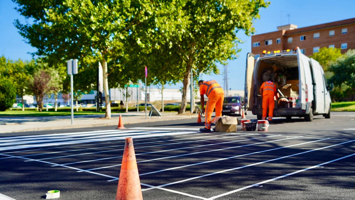 Trabajos de renovación del firme en la avenida de la Innovación de Badajoz con repintado de pasos de peatones