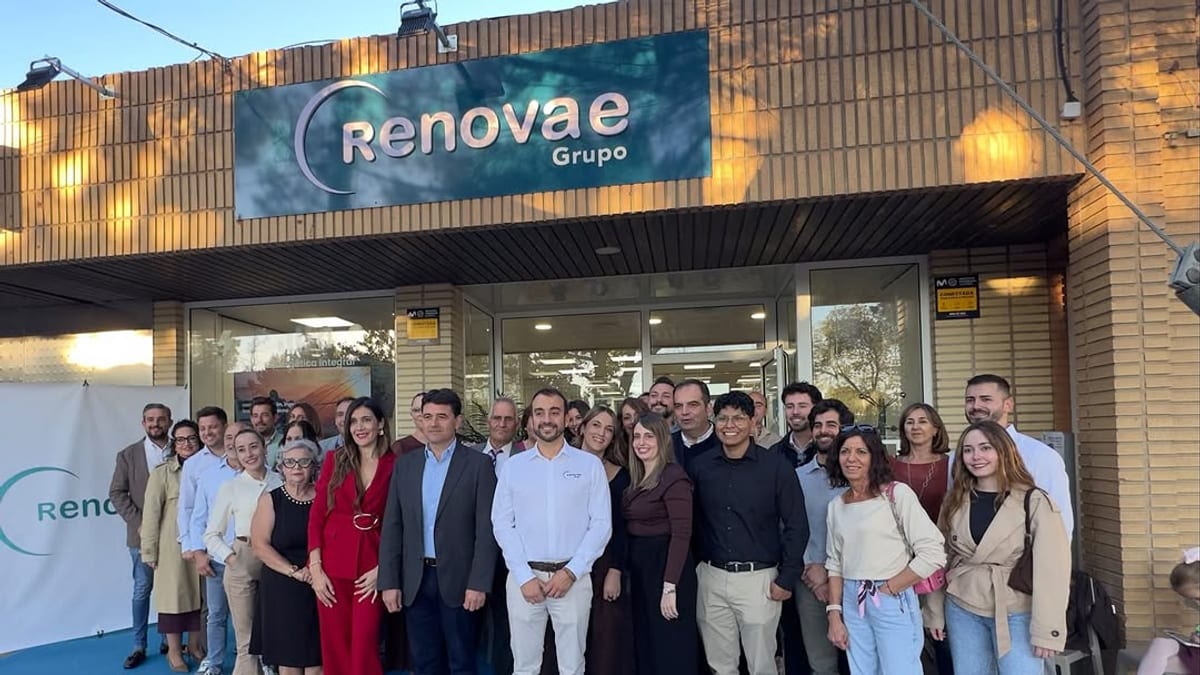 Inauguración de nuevas oficinas del Grupo Renovae en Campollano, Albacete, con asistencia del teniente de alcalde Francisco Navarro y la concejala de Emprendimiento
