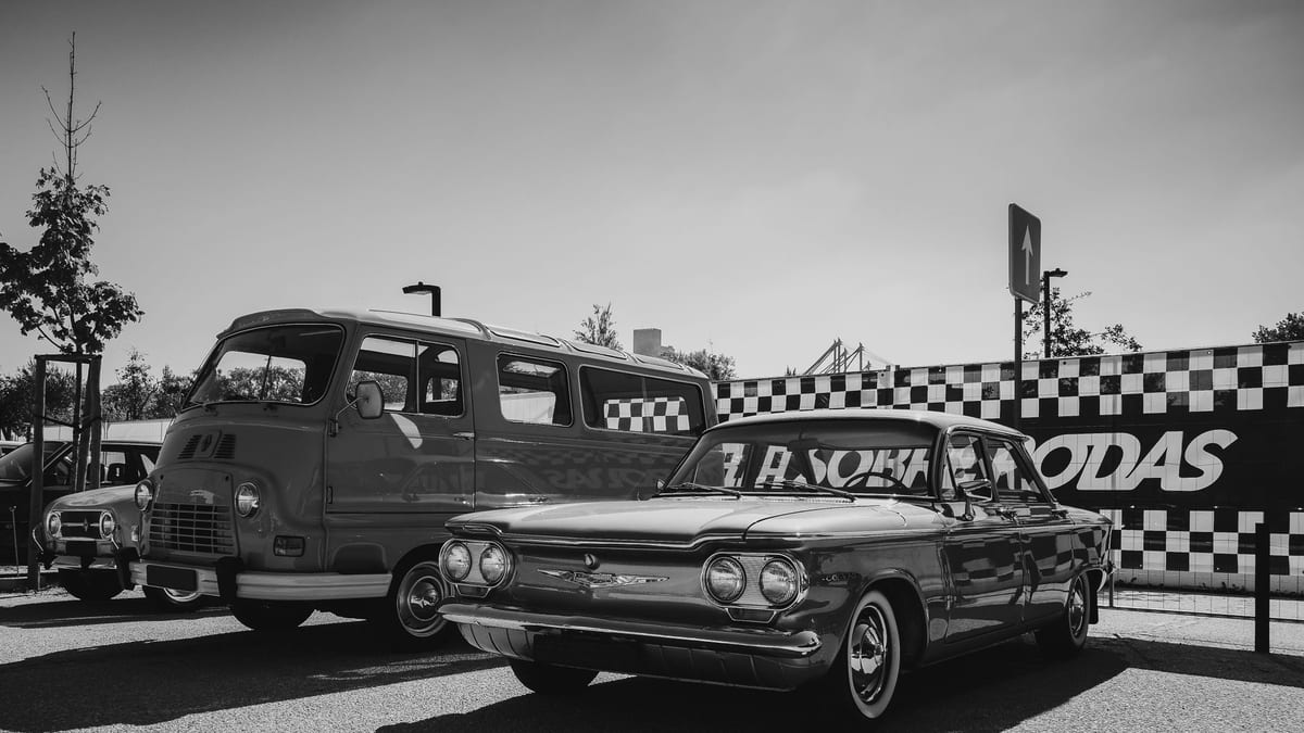 Exposición de vehículos de ocasión en Renovauto Alcobendas, con múltiples coches de diferentes marcas expuestos en el Parque de Andalucía