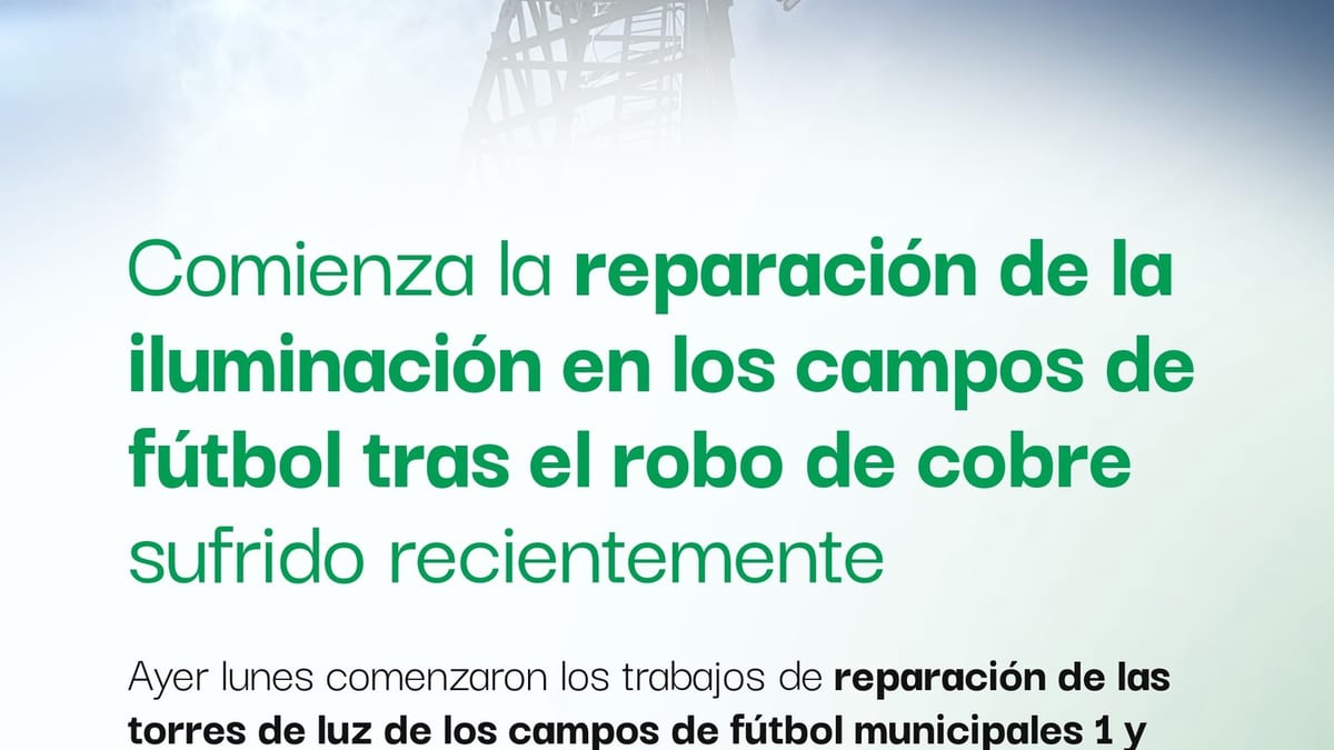 Trabajos de reparación de torres de luz en campos de fútbol municipales de Collado-Villalba tras robo de cableado