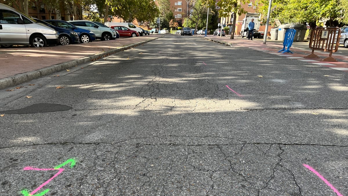 Zona de estacionamiento con marcas de tiza en el pavimento para trabajos de reparación