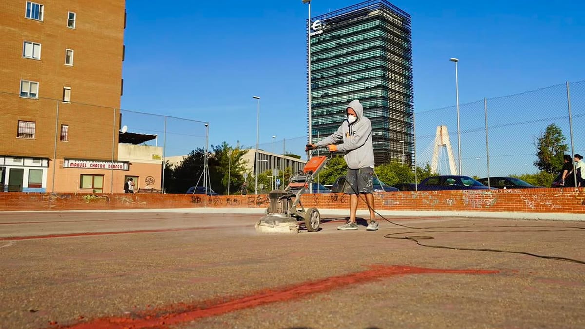 Obras de reparación en las pistas polideportivas de La Paz en Badajoz con renovación de pavimentos y reparación del cerramiento
