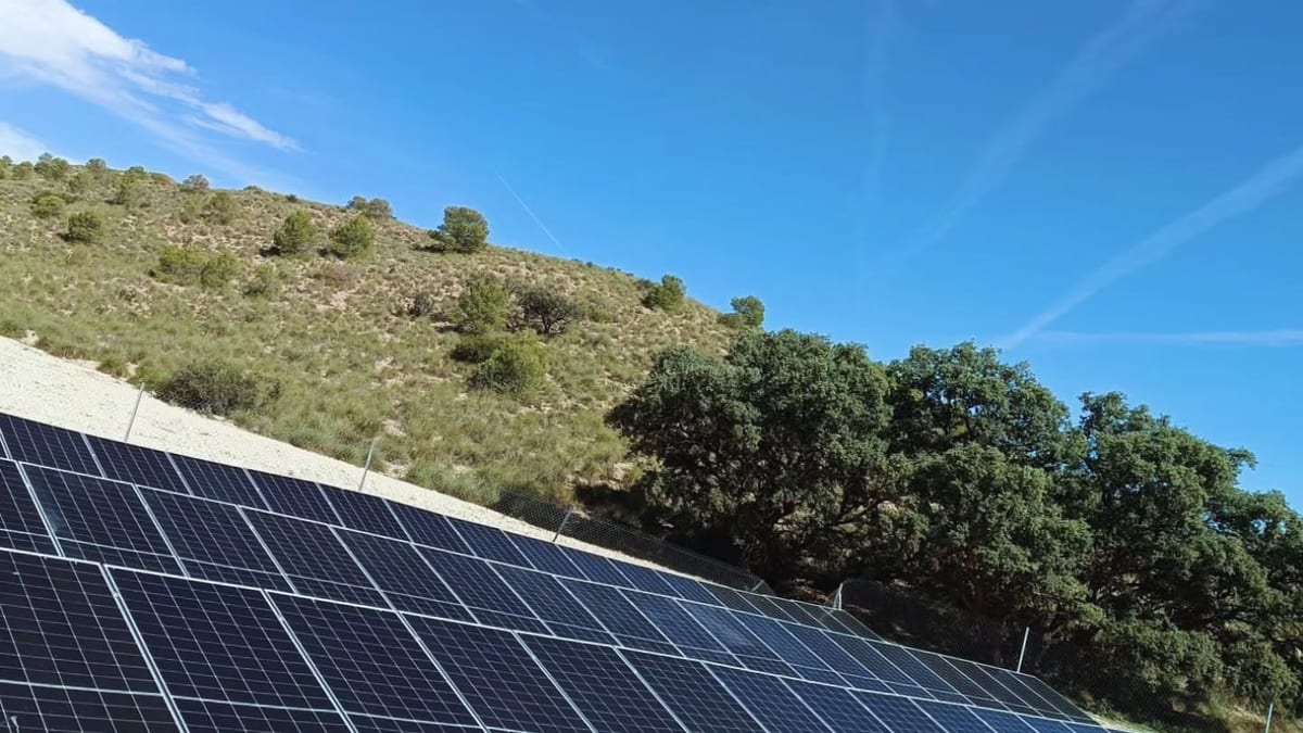 Instalaciones solares reparadas en Ontur y Casas de Ves tras daños por temporales, con paneles fotovoltaicos en funcionamiento