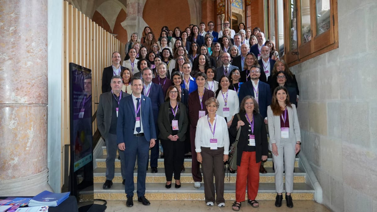 Grupo de representantes iberoamericanos posando en la jornada sobre sistemas locales de cuidados en Barcelona