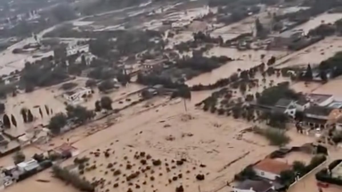 Equipos de rescate y helicópteros movilizados en operaciones de emergencia en Oliva, Valenciana