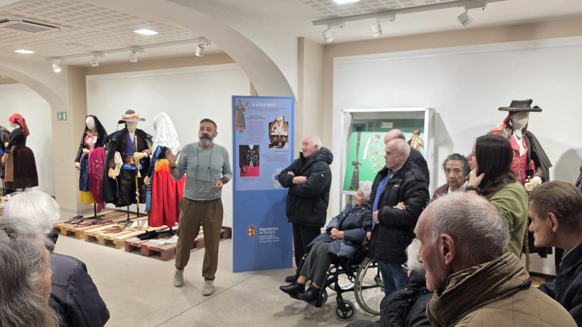 Grupo de residentes de la Residencia de San Agustín visitando la exposición Vestir la gala en la Sala del Consulado del Mar de Burgos