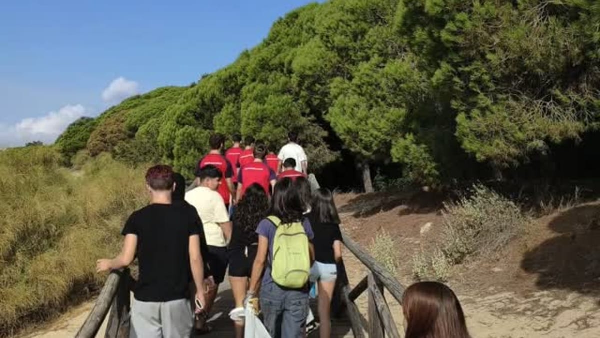 Participantes en la jornada de limpieza costera del Caño de la Culata en El Portil, organizada por las Escuelas Embajadoras del Parlamento Europeo