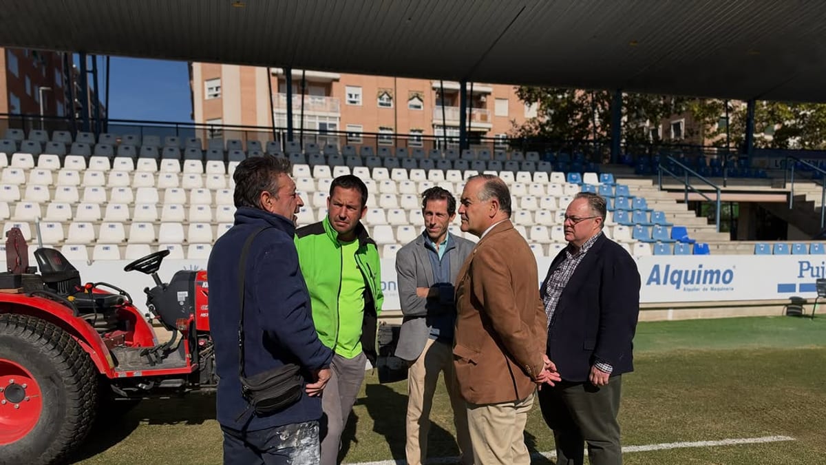 Trabajos de resiembra en el campo de fútbol Municipal El Prado de Talavera de la Reina
