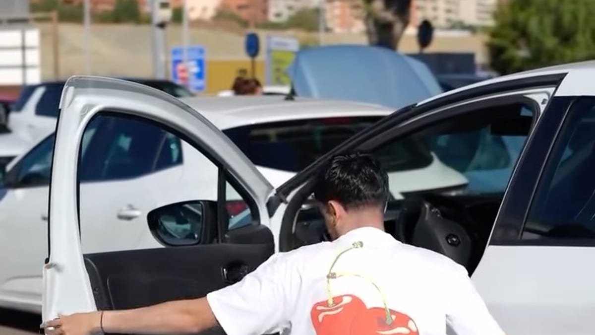 Campaña de concienciación sobre el respeto a plazas de estacionamiento reservadas para personas con movilidad reducida en Málaga
