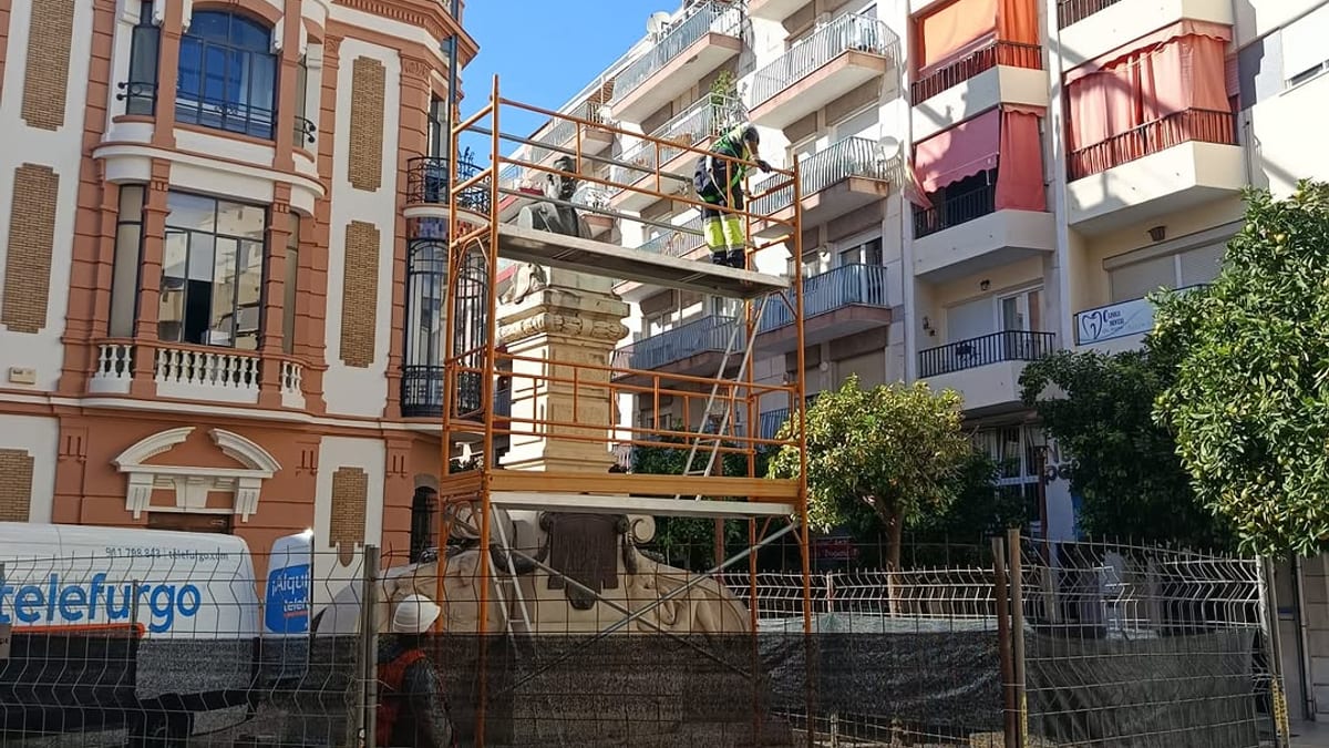 Trabajos de restauración y consolidación del monumento a Antonio Mora Claros en Huelva