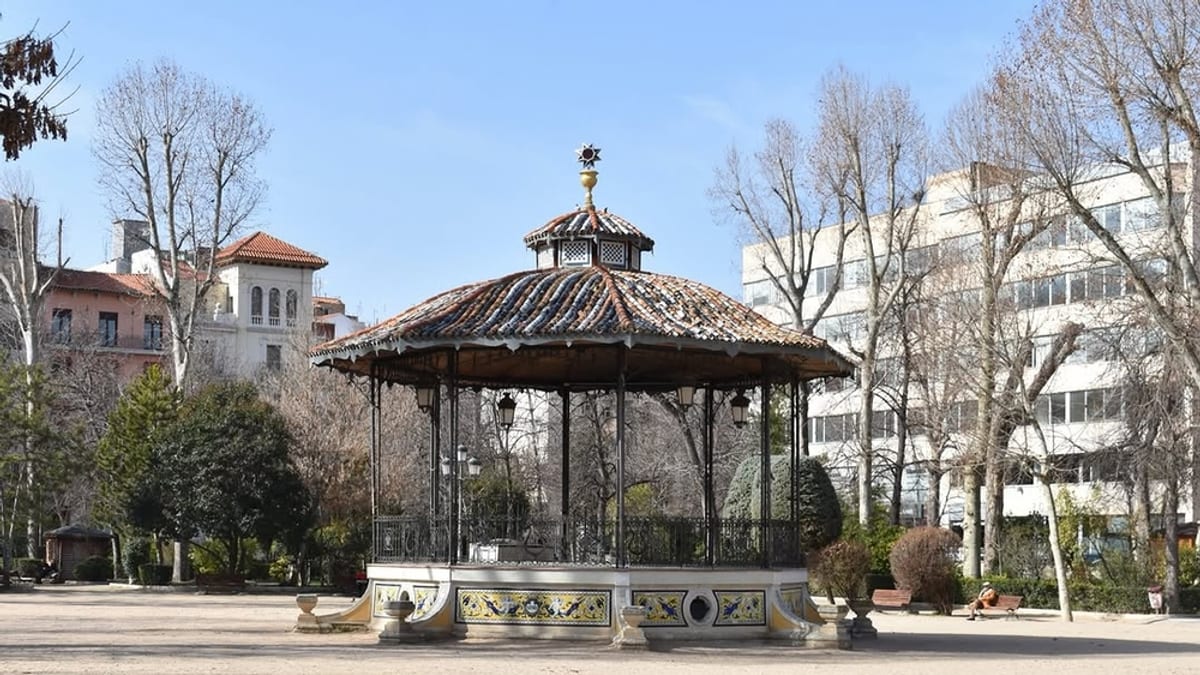 Templete del Parque de San Julián de Cuenca con detalles ornamentales