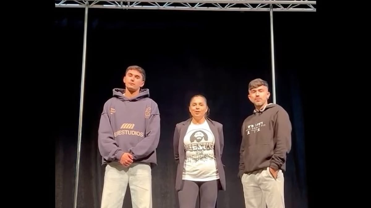 Tres personas en un escenario del Palacio de Pedro I durante el Revolution Pole Championship Spain en Torrijos