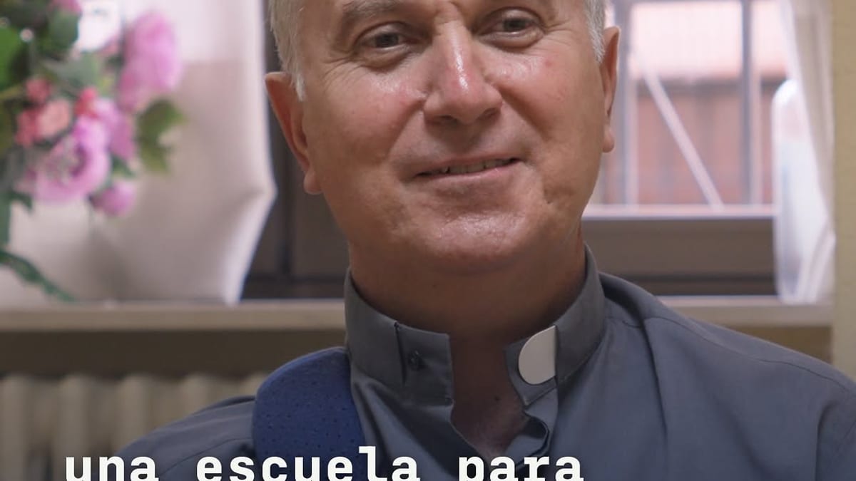 Ricardo Spuch con niños en la escuela del Chaco argentino durante actividades educativas