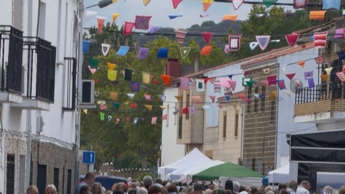 Concentración de personas mayores en Riolobos durante la jornada provincial del Día de las Personas Mayores de la Diputación de Cáceres