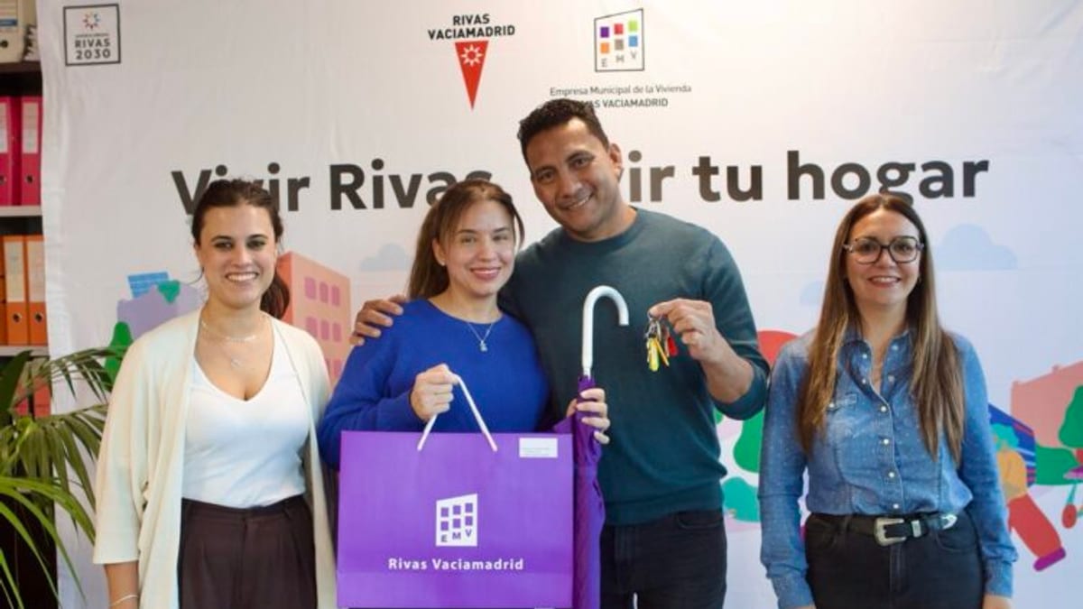 Entrega de llaves de viviendas protegidas por la alcaldesa de Rivas Vaciamadrid a través de la Empresa Municipal de la Vivienda