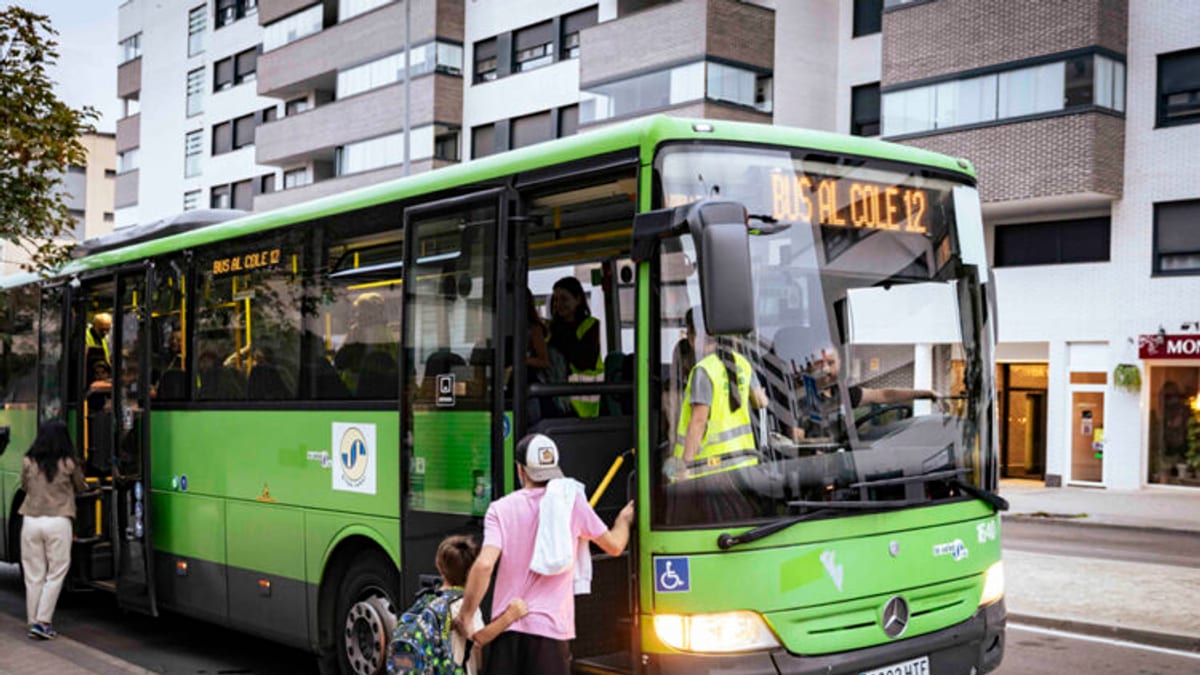 Autobús del servicio En bus al cole de Rivas Vaciamadrid con accesibilidad para personas con discapacidad