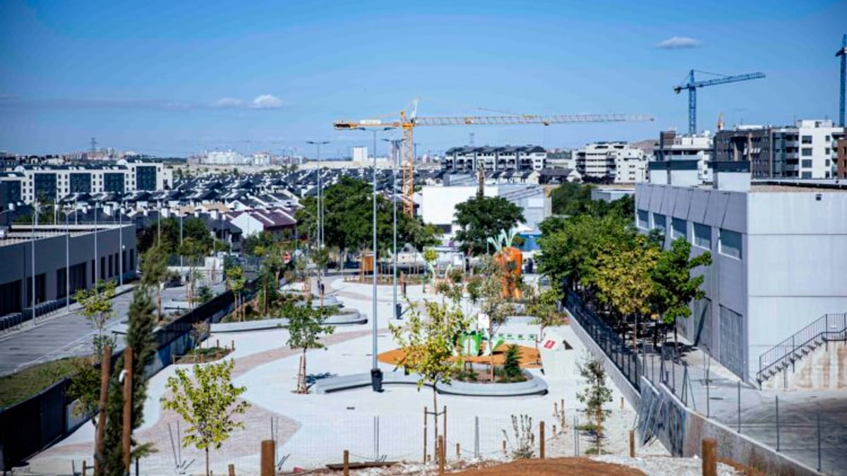 Parque infantil con árboles y sombras en Renatura Rivas, barrio Centro, con elementos de renaturalización y mejora ambiental