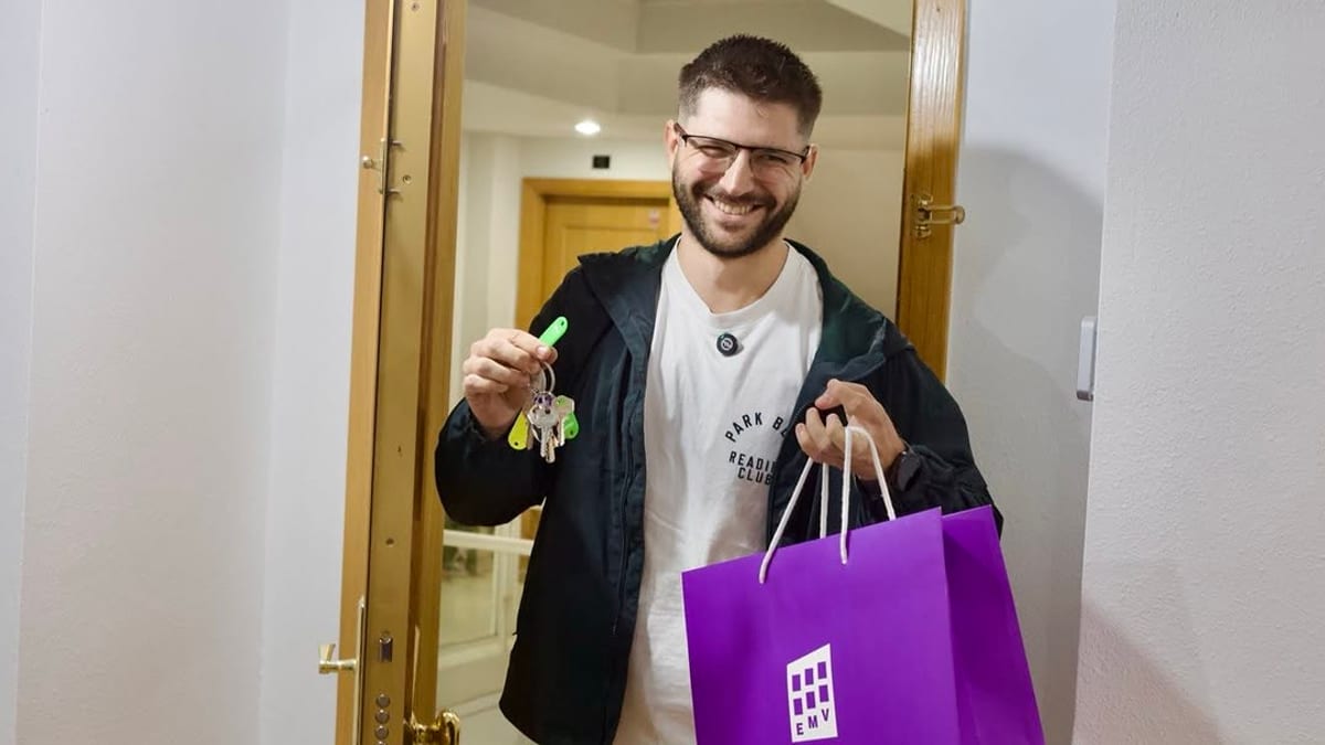 Familia con las llaves de nueva vivienda protegida entregada por el Ayuntamiento de Rivas Vaciamadrid