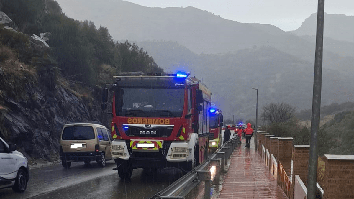 Vehículo afectado tras el desprendimiento de roca en la carretera MA-8400 de Benaoján, Málaga